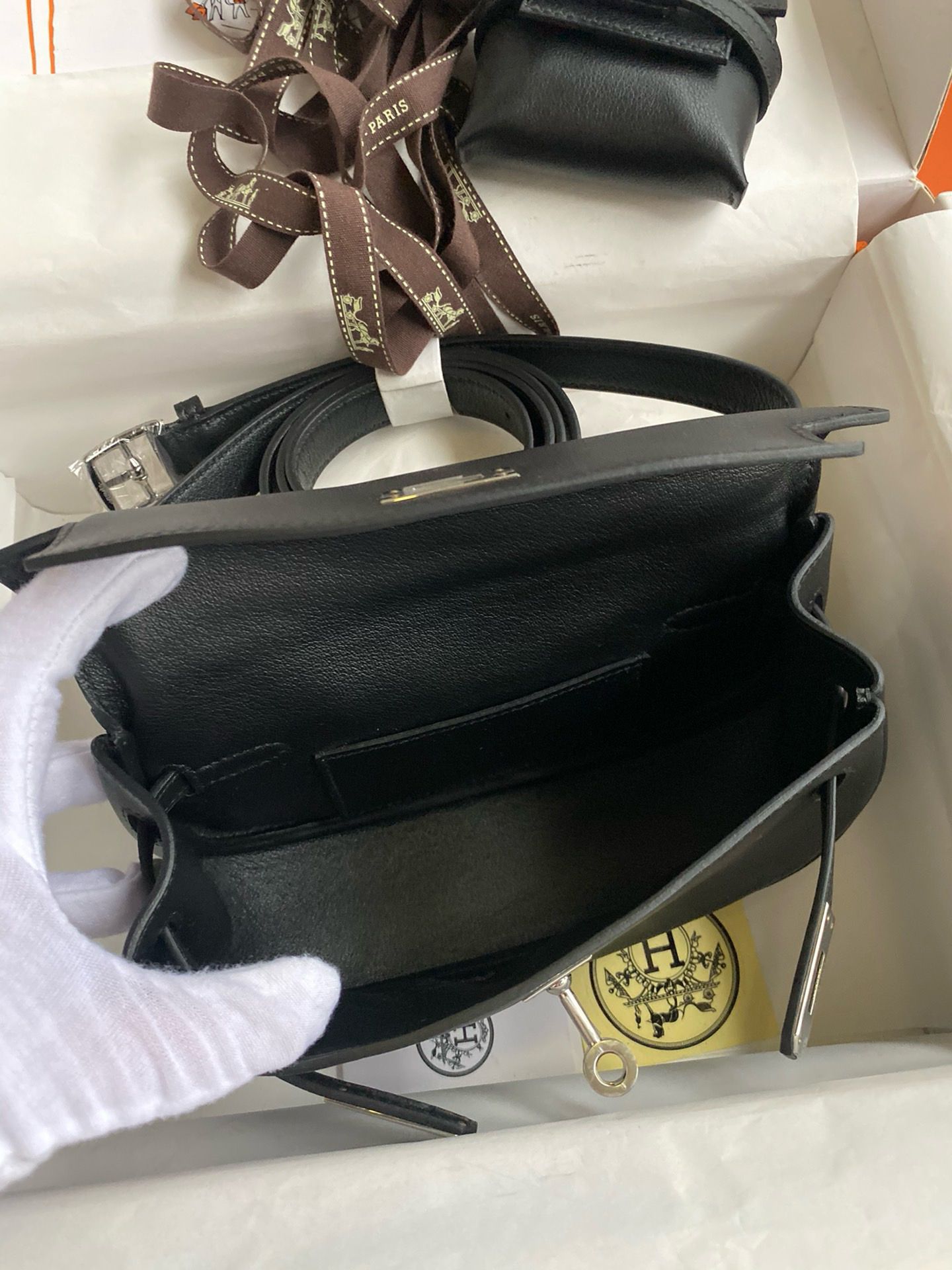 Hermès Kelly Moove Handmade Bag in Black Swift Calfskin - Image 8